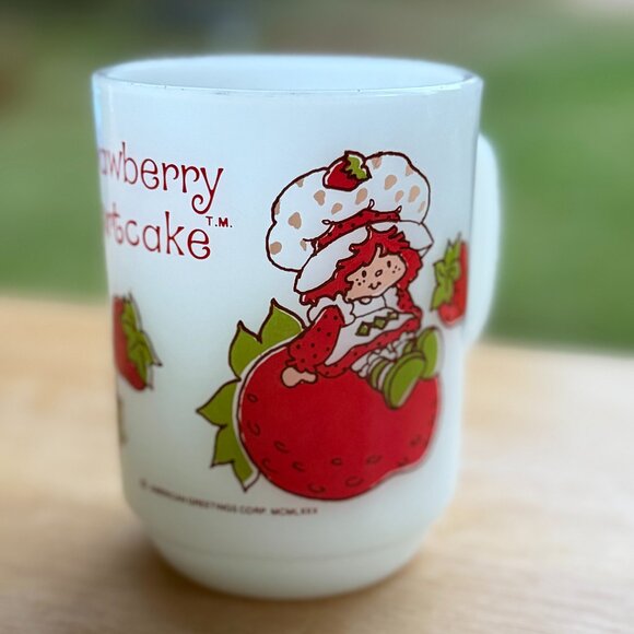Anchor Hocking 1980 Strawberry Shortcake AGC Milk Glass Mug - Picture 1 of 6